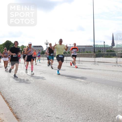 29.06.2025 - hella hamburg halbmarathon Lena Gebhardt http://msf.ph/oto/8411582 29.06.2025 10:17:09 Lombardsbrücke 13605, 17984, 17741, 1083, 1117, 1137, 1240, 1298, 1331, 1348, 1356, 1403, 1477, 1553, 1602, 2225, 2860, 2908, 3088, 3176, 3210, 3450, 3464, 3466, 3622, 3802, 3803, 5023, 5036, 5037, 5390, 5929, 5930, 5995, 6126, 6128, 6328, 6520, 6522, 6742, 6941, 6948, 7011, 7114, 7115, 7257, 7345, 7360, 7376, 7410, 7445, 7647, 7924, 7928, 7945, 8210, 8253, 8263, 8309, 8433, 8513, 8558, 8619, 8895, 8983, 9091, 9152, 9208, 9259, 9332, 9492, 9676 meine-sportfotos.de