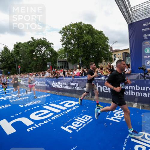 29.06.2025 - hella hamburg halbmarathon Zöllner http://msf.ph/oto/8411588 29.06.2025 10:46:07 Ziel 2189, 5648, 6460, 7961, 8269, 9585, 11936, 12269, 13630, 14462, 14804, 18081, 18702 meine-sportfotos.de