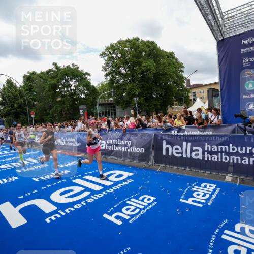 29.06.2025 - hella hamburg halbmarathon Zöllner http://msf.ph/oto/8411602 29.06.2025 10:46:08 Ziel 2189, 2707, 5648, 6460, 7961, 8269, 9585, 11125, 11936, 12269, 13630, 14462, 14804, 16136, 16466, 16475, 18081, 18702 meine-sportfotos.de