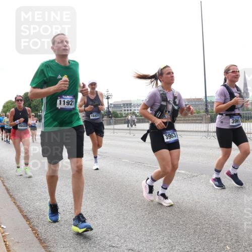 29.06.2025 - hella hamburg halbmarathon Lena Gebhardt http://msf.ph/oto/8411607 29.06.2025 10:25:26 Lombardsbrücke 6478, 16422, 11921, 16421, 3963, 396, 1093, 1305, 1481, 1627, 1740, 2000, 2278, 3343, 3920, 3961, 3963, 5028, 5564, 5814, 6869, 7778, 8083, 8881, 8962, 9573, 9811, 9927, 10845, 10846, 11157, 11400, 11662, 11921, 13510, 13653, 13842, 14086, 14649, 14936, 15016, 15119, 15153, 15283, 15679, 16289, 16381, 16421, 16422, 17185, 17954 meine-sportfotos.de