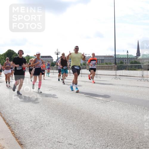 29.06.2025 - hella hamburg halbmarathon Lena Gebhardt http://msf.ph/oto/8411609 29.06.2025 10:17:09 Lombardsbrücke 16704, 13605, 17741, 1083, 1117, 1137, 1240, 1298, 1331, 1348, 1356, 1403, 1477, 1553, 1602, 2225, 2860, 2908, 3088, 3176, 3210, 3450, 3464, 3466, 3622, 3802, 3803, 5023, 5036, 5037, 5390, 5929, 5930, 5995, 6126, 6128, 6328, 6520, 6522, 6742, 6941, 6948, 7011, 7114, 7115, 7257, 7345, 7360, 7376, 7410, 7445, 7647, 7924, 7928, 7945, 8210, 8253, 8263, 8309, 8433, 8513, 8558, 8619, 8895, 8983, 9091, 9152, 9208, 9259, 9332, 9492, 9676 meine-sportfotos.de