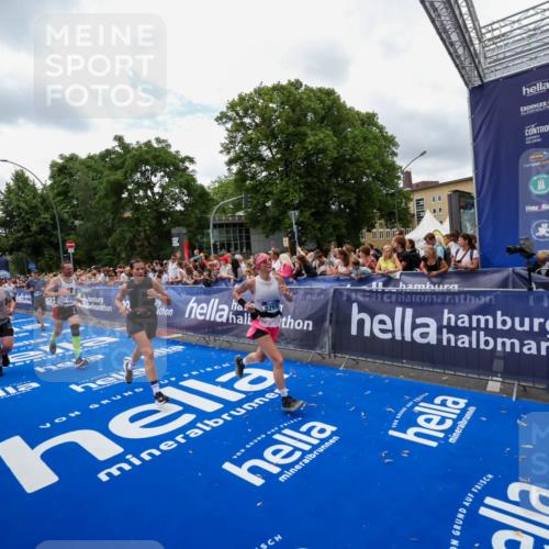 29.06.2025 - hella hamburg halbmarathon Zöllner http://msf.ph/oto/8411610 29.06.2025 10:46:08 Ziel 2189, 2707, 5648, 6460, 7961, 8269, 9585, 11125, 11936, 12269, 13630, 14462, 14804, 16136, 16466, 16475, 18081, 18702 meine-sportfotos.de
