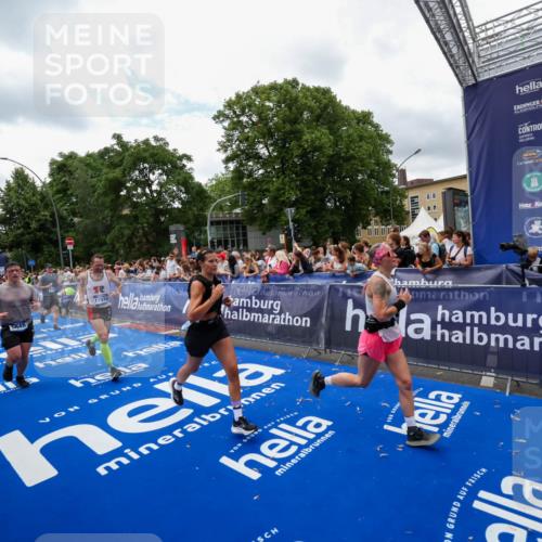 29.06.2025 - hella hamburg halbmarathon Zöllner http://msf.ph/oto/8411617 29.06.2025 10:46:08 Ziel 2189, 2707, 5648, 6460, 7961, 8269, 9585, 11125, 11936, 12269, 13630, 14462, 14804, 16136, 16466, 16475, 18081, 18702 meine-sportfotos.de