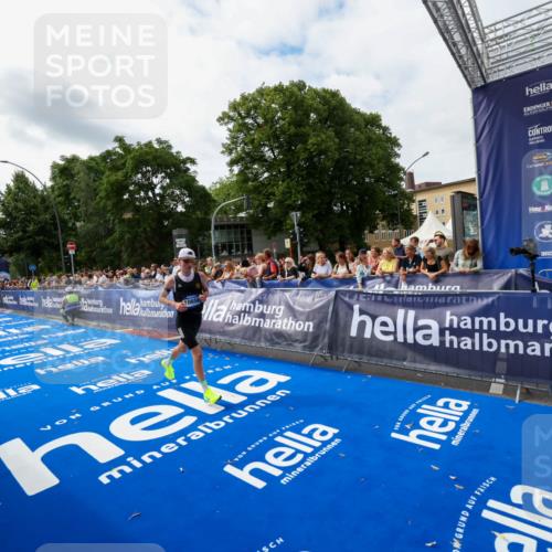 29.06.2025 - hella hamburg halbmarathon Zöllner http://msf.ph/oto/8411618 29.06.2025 10:22:20 Ziel 10650 meine-sportfotos.de