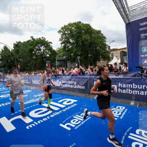 29.06.2025 - hella hamburg halbmarathon Zöllner http://msf.ph/oto/8411631 29.06.2025 10:46:09 Ziel 1759, 2707, 3087, 5648, 6460, 7961, 8269, 9585, 11125, 11936, 12269, 13630, 14804, 16136, 16466, 16475, 18081, 18702 meine-sportfotos.de