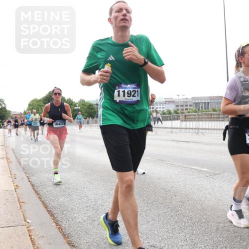 29.06.2025 - hella hamburg halbmarathon Lena Gebhardt http://msf.ph/oto/8411636 29.06.2025 10:25:26 Lombardsbrücke 6478, 16422, 11921, 3963, 1093, 1305, 1481, 1627, 1740, 2000, 2278, 3343, 3920, 3961, 3963, 5028, 5564, 5814, 6869, 7778, 8083, 8881, 8962, 9573, 9811, 9927, 10845, 10846, 11157, 11400, 11662, 11921, 13510, 13653, 13842, 14086, 14649, 14936, 15016, 15119, 15153, 15283, 15679, 16289, 16381, 16421, 16422, 17185, 17954 meine-sportfotos.de