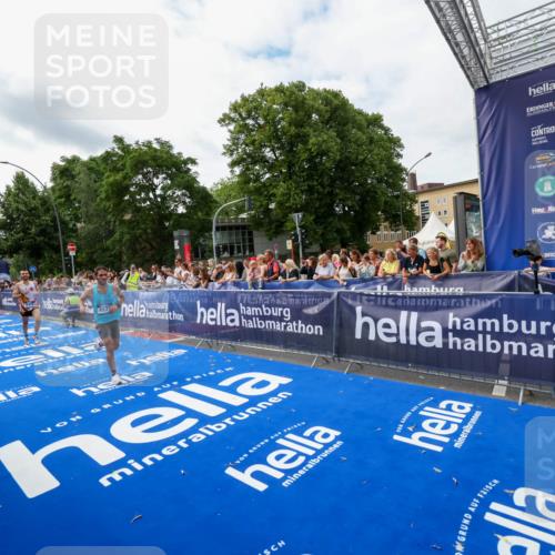29.06.2025 - hella hamburg halbmarathon Zöllner http://msf.ph/oto/8411650 29.06.2025 10:22:28 Ziel 4571, 9475 meine-sportfotos.de