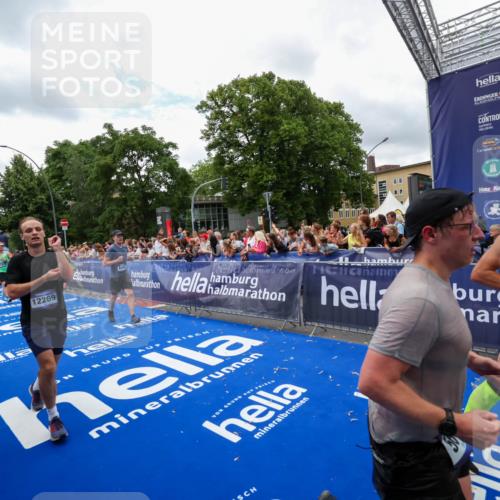 29.06.2025 - hella hamburg halbmarathon Zöllner http://msf.ph/oto/8411652 29.06.2025 10:46:10 Ziel 1759, 2707, 3087, 5648, 6460, 7450, 7961, 9585, 11125, 11936, 12269, 13630, 14804, 16136, 16466, 16475, 18081, 18702 meine-sportfotos.de