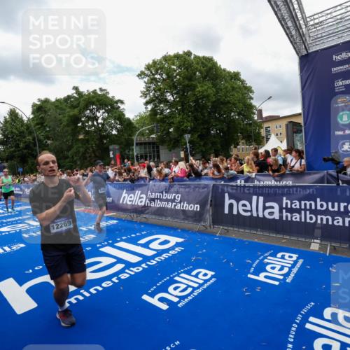 29.06.2025 - hella hamburg halbmarathon Zöllner http://msf.ph/oto/8411655 29.06.2025 10:46:10 Ziel 1759, 2707, 3087, 5648, 6460, 7450, 7961, 9585, 11125, 11936, 12269, 13630, 14804, 16136, 16466, 16475, 18081, 18702 meine-sportfotos.de
