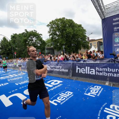 29.06.2025 - hella hamburg halbmarathon Zöllner http://msf.ph/oto/8411661 29.06.2025 10:46:10 Ziel 1759, 2707, 3087, 5648, 6460, 7450, 7961, 9585, 11125, 11936, 12269, 13630, 14804, 16136, 16466, 16475, 18081, 18702 meine-sportfotos.de