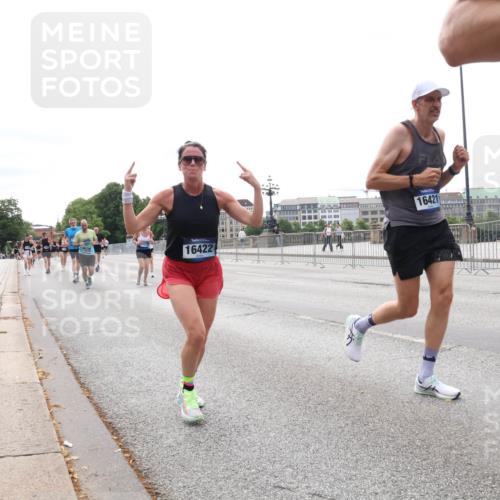 29.06.2025 - hella hamburg halbmarathon Lena Gebhardt http://msf.ph/oto/8411662 29.06.2025 10:25:27 Lombardsbrücke 16422, 16421, 1093, 1305, 1481, 1627, 1740, 2000, 2278, 3343, 3920, 3961, 3963, 4378, 5028, 5564, 5814, 6869, 7778, 8083, 8881, 8962, 9573, 9811, 9927, 10845, 10846, 11157, 11400, 11662, 11921, 12505, 13510, 13653, 13842, 14086, 14649, 14936, 15016, 15119, 15153, 15283, 15679, 16289, 16354, 16381, 16421, 16422, 17185, 17954 meine-sportfotos.de