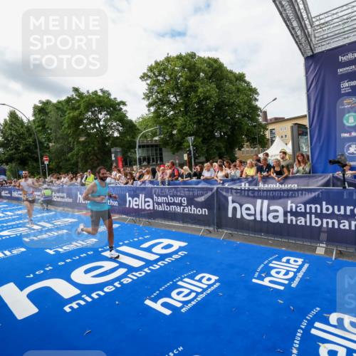 29.06.2025 - hella hamburg halbmarathon Zöllner http://msf.ph/oto/8411664 29.06.2025 10:22:29 Ziel 4571, 9475 meine-sportfotos.de