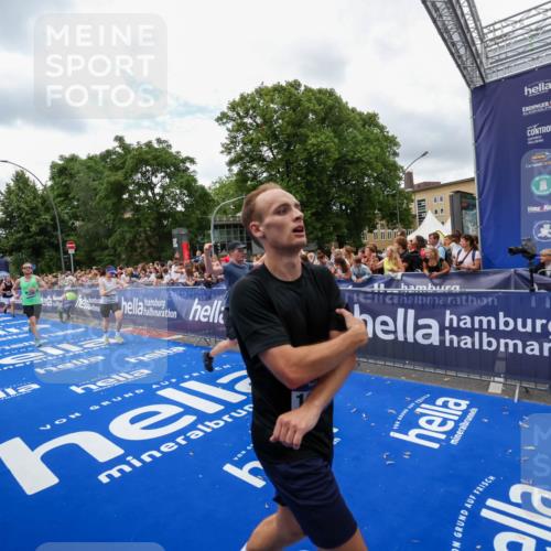 29.06.2025 - hella hamburg halbmarathon Zöllner http://msf.ph/oto/8411666 29.06.2025 10:46:10 Ziel 1759, 2707, 3087, 5648, 6460, 7450, 7961, 9585, 11125, 11936, 12269, 13630, 14804, 16136, 16466, 16475, 18081, 18702 meine-sportfotos.de