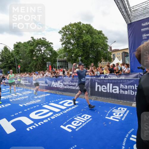 29.06.2025 - hella hamburg halbmarathon Zöllner http://msf.ph/oto/8411670 29.06.2025 10:46:11 Ziel 1759, 2707, 3087, 6460, 7450, 7961, 9585, 11094, 11125, 12269, 13630, 14804, 16136, 16466, 16475, 18702, 18797 meine-sportfotos.de