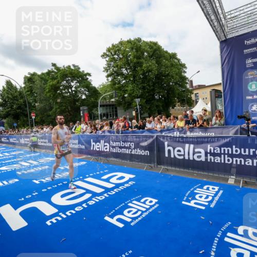 29.06.2025 - hella hamburg halbmarathon Zöllner http://msf.ph/oto/8411677 29.06.2025 10:22:30 Ziel 4571, 9475 meine-sportfotos.de