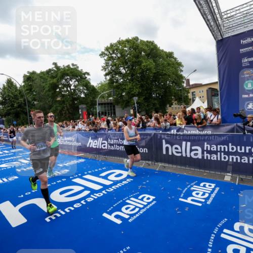29.06.2025 - hella hamburg halbmarathon Zöllner http://msf.ph/oto/8411686 29.06.2025 10:46:12 Ziel 1759, 2707, 3087, 6460, 7450, 7961, 9585, 11094, 11125, 13630, 14804, 16136, 16466, 16475, 18702, 18797 meine-sportfotos.de