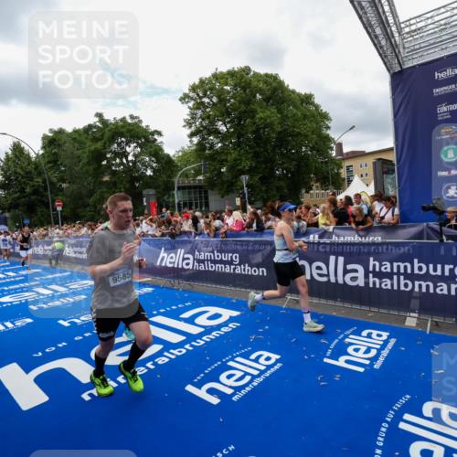 29.06.2025 - hella hamburg halbmarathon Zöllner http://msf.ph/oto/8411689 29.06.2025 10:46:12 Ziel 1759, 2707, 3087, 6460, 7450, 7961, 9585, 11094, 11125, 13630, 14804, 16136, 16466, 16475, 18702, 18797 meine-sportfotos.de