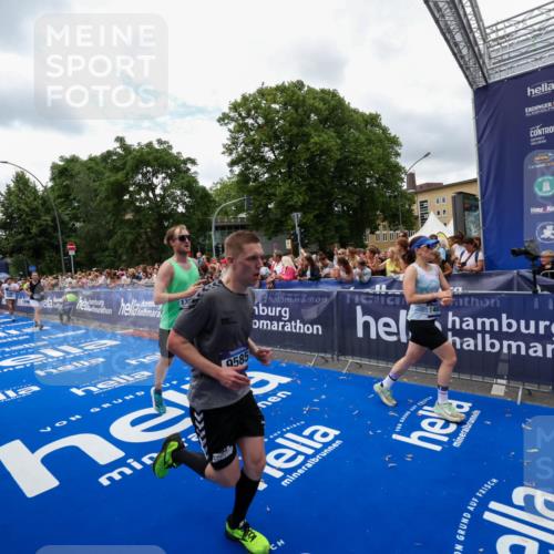 29.06.2025 - hella hamburg halbmarathon Zöllner http://msf.ph/oto/8411694 29.06.2025 10:46:12 Ziel 1759, 2707, 3087, 6460, 7450, 7961, 9585, 11094, 11125, 13630, 14804, 16136, 16466, 16475, 18702, 18797 meine-sportfotos.de