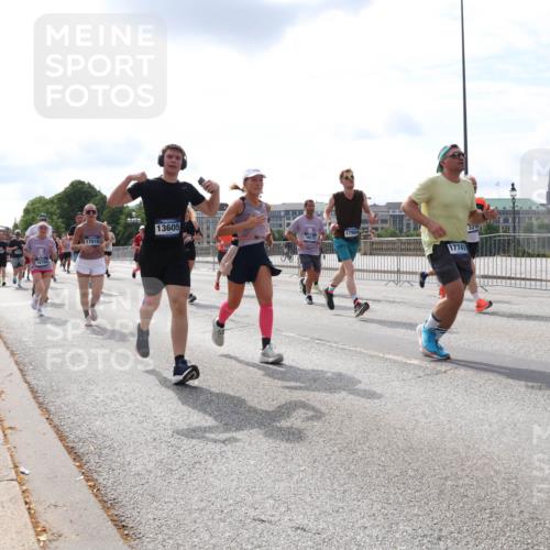 29.06.2025 - hella hamburg halbmarathon Lena Gebhardt http://msf.ph/oto/8411695 29.06.2025 10:17:10 Lombardsbrücke 16704, 13605, 17010, 18571, 17984, 17741, 3210, 1083, 1117, 1137, 1240, 1298, 1331, 1348, 1356, 1403, 1477, 1553, 1602, 2225, 2860, 2908, 3088, 3176, 3210, 3450, 3464, 3466, 3622, 3802, 3803, 5023, 5036, 5037, 5390, 5929, 5930, 5995, 6126, 6128, 6328, 6520, 6522, 6742, 6941, 6948, 7011, 7114, 7115, 7257, 7345, 7360, 7376, 7410, 7445, 7647, 7924, 7928, 7945, 8210, 8253, 8263, 8309, 8351, 8433, 8513, 8558, 8619, 8895, 8983, 9091, 9152, 9208, 9259, 9332, 9492 meine-sportfotos.de