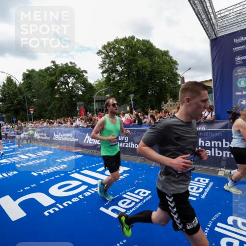 29.06.2025 - hella hamburg halbmarathon Zöllner http://msf.ph/oto/8411700 29.06.2025 10:46:12 Ziel 1759, 2707, 3087, 6460, 7450, 7961, 9585, 11094, 11125, 13630, 14804, 16136, 16466, 16475, 18702, 18797 meine-sportfotos.de