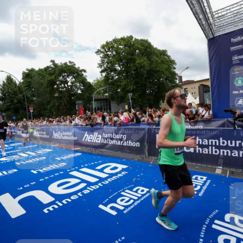 29.06.2025 - hella hamburg halbmarathon Zöllner http://msf.ph/oto/8411708 29.06.2025 10:46:13 Ziel 1569, 1759, 2590, 2707, 3087, 6388, 7450, 7961, 9585, 10796, 11094, 11125, 13630, 16136, 16466, 16475, 18702, 18797 meine-sportfotos.de