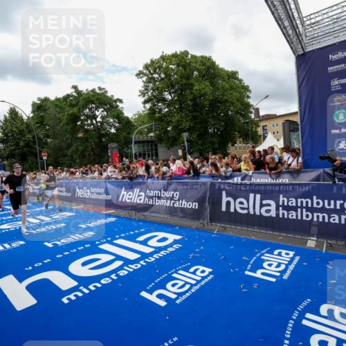 29.06.2025 - hella hamburg halbmarathon Zöllner http://msf.ph/oto/8411722 29.06.2025 10:46:13 Ziel 1569, 1759, 2590, 2707, 3087, 6388, 7450, 7961, 9585, 10796, 11094, 11125, 13630, 16136, 16466, 16475, 18702, 18797 meine-sportfotos.de