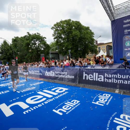 29.06.2025 - hella hamburg halbmarathon Zöllner http://msf.ph/oto/8411727 29.06.2025 10:46:14 Ziel 1569, 1759, 2048, 2590, 2707, 3087, 4949, 6388, 7450, 7961, 10796, 11094, 11125, 16136, 16466, 16475, 17190, 18702, 18797 meine-sportfotos.de