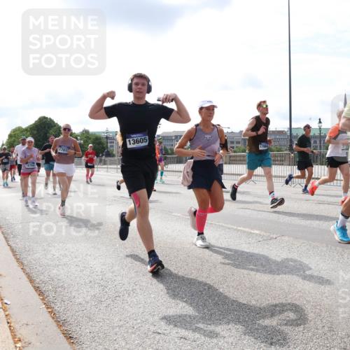 29.06.2025 - hella hamburg halbmarathon Lena Gebhardt http://msf.ph/oto/8411748 29.06.2025 10:17:10 Lombardsbrücke 16704, 1701, 13605, 17984, 1774, 1083, 1117, 1137, 1240, 1298, 1331, 1348, 1356, 1403, 1477, 1553, 1602, 2225, 2860, 2908, 3088, 3176, 3210, 3450, 3464, 3466, 3622, 3802, 3803, 5023, 5036, 5037, 5390, 5929, 5930, 5995, 6126, 6128, 6328, 6520, 6522, 6742, 6941, 6948, 7011, 7114, 7115, 7257, 7345, 7360, 7376, 7410, 7445, 7647, 7924, 7928, 7945, 8210, 8253, 8263, 8309, 8351, 8433, 8513, 8558, 8619, 8895, 8983, 9091, 9152, 9208, 9259, 9332, 9492 meine-sportfotos.de