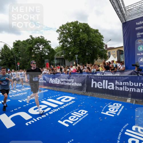 29.06.2025 - hella hamburg halbmarathon Zöllner http://msf.ph/oto/8411751 29.06.2025 10:46:14 Ziel 1569, 1759, 2048, 2590, 2707, 3087, 4949, 6388, 7450, 7961, 10796, 11094, 11125, 16136, 16466, 16475, 17190, 18702, 18797 meine-sportfotos.de
