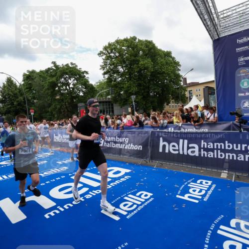 29.06.2025 - hella hamburg halbmarathon Zöllner http://msf.ph/oto/8411761 29.06.2025 10:46:14 Ziel 1569, 1759, 2048, 2590, 2707, 3087, 4949, 6388, 7450, 7961, 10796, 11094, 11125, 16136, 16466, 16475, 17190, 18702, 18797 meine-sportfotos.de