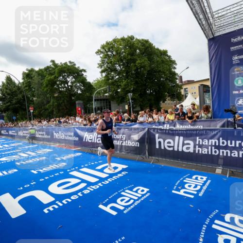29.06.2025 - hella hamburg halbmarathon Zöllner http://msf.ph/oto/8411764 29.06.2025 10:22:41 Ziel 2618, 3720, 18897 meine-sportfotos.de