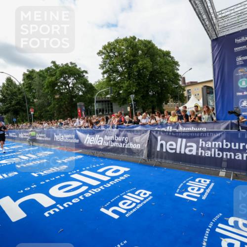 29.06.2025 - hella hamburg halbmarathon Zöllner http://msf.ph/oto/8411772 29.06.2025 10:22:44 Ziel 2618, 18897 meine-sportfotos.de