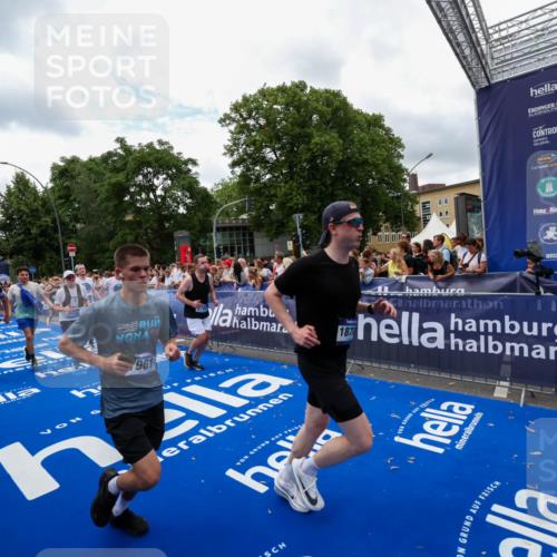 29.06.2025 - hella hamburg halbmarathon Zöllner http://msf.ph/oto/8411773 29.06.2025 10:46:15 Ziel 1569, 1759, 2048, 2590, 2707, 3056, 3087, 4949, 6388, 7450, 7961, 9497, 10796, 11094, 11125, 16136, 16466, 16475, 17190, 18702, 18797 meine-sportfotos.de