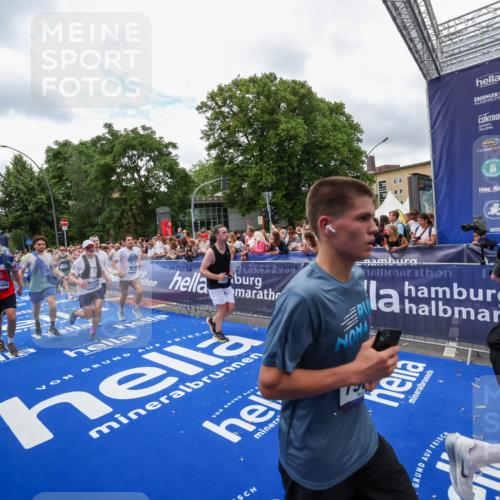 29.06.2025 - hella hamburg halbmarathon Zöllner http://msf.ph/oto/8411788 29.06.2025 10:46:15 Ziel 1569, 1759, 2048, 2590, 2707, 3056, 3087, 4949, 6388, 7450, 7961, 9497, 10796, 11094, 11125, 16136, 16466, 16475, 17190, 18702, 18797 meine-sportfotos.de