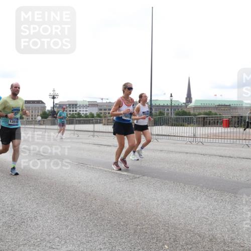 29.06.2025 - hella hamburg halbmarathon Lena Gebhardt http://msf.ph/oto/8411798 29.06.2025 10:25:31 Lombardsbrücke 15119, 1045, 15016, 13510, 15283, 1093, 1305, 1481, 1627, 2000, 2278, 3343, 3765, 3920, 3961, 3963, 4378, 5028, 5564, 5814, 6869, 7778, 8083, 8881, 8962, 9811, 9927, 10104, 10845, 10846, 11157, 11662, 11699, 11921, 12074, 12505, 13510, 13653, 13842, 14086, 14649, 14936, 15016, 15119, 15153, 15283, 15679, 16289, 16354, 16381, 16421, 16422, 16927 meine-sportfotos.de
