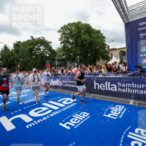29.06.2025 - hella hamburg halbmarathon Zöllner http://msf.ph/oto/8411800 29.06.2025 10:46:15 Ziel 1569, 1759, 2048, 2590, 2707, 3056, 3087, 4949, 6388, 7450, 7961, 9497, 10796, 11094, 11125, 16136, 16466, 16475, 17190, 18702, 18797 meine-sportfotos.de