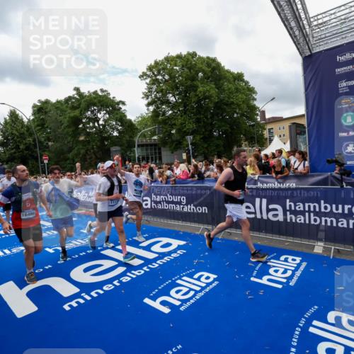 29.06.2025 - hella hamburg halbmarathon Zöllner http://msf.ph/oto/8411807 29.06.2025 10:46:16 Ziel 1569, 1759, 2048, 2590, 2707, 3056, 3087, 4949, 6388, 7450, 7961, 9497, 10796, 11094, 11125, 16136, 16466, 16475, 17190, 18797 meine-sportfotos.de