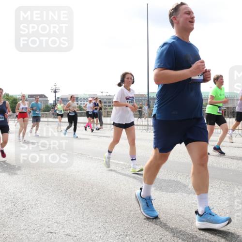 29.06.2025 - hella hamburg halbmarathon Lena Gebhardt http://msf.ph/oto/8411815 29.06.2025 10:41:53 Lombardsbrücke 16364, 1039, 1314, 1509, 1536, 1542, 1623, 1648, 1712, 1752, 2145, 2153, 2258, 2523, 2974, 3276, 3326, 3344, 3459, 3460, 3568, 3623, 4329, 4415, 4541, 4610, 4735, 4736, 4787, 5432, 5671, 6136, 6137, 6153, 6320, 6430, 6436, 6450, 6618, 6837, 6846, 7022, 7023, 7477, 7955, 7968, 8004, 8162, 8163, 8300, 8301, 8443, 8848, 8897, 8908, 9008, 9223, 9467, 9588, 10027, 10348, 10483, 10623, 11011, 11166 meine-sportfotos.de