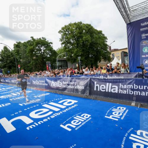 29.06.2025 - hella hamburg halbmarathon Zöllner http://msf.ph/oto/8411816 29.06.2025 10:22:45 Ziel 2618, 18897 meine-sportfotos.de