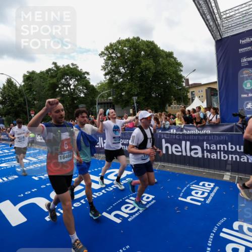 29.06.2025 - hella hamburg halbmarathon Zöllner http://msf.ph/oto/8411821 29.06.2025 10:46:16 Ziel 1569, 1759, 2048, 2590, 2707, 3056, 3087, 4949, 6388, 7450, 7961, 9497, 10796, 11094, 11125, 16136, 16466, 16475, 17190, 18797 meine-sportfotos.de