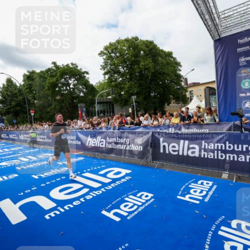 29.06.2025 - hella hamburg halbmarathon Zöllner http://msf.ph/oto/8411825 29.06.2025 10:22:46 Ziel 2618, 18897 meine-sportfotos.de