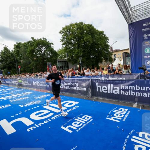 29.06.2025 - hella hamburg halbmarathon Zöllner http://msf.ph/oto/8411839 29.06.2025 10:22:46 Ziel 2618, 18897 meine-sportfotos.de