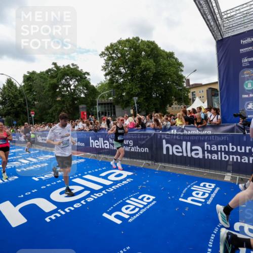 29.06.2025 - hella hamburg halbmarathon Zöllner http://msf.ph/oto/8411847 29.06.2025 10:46:17 Ziel 1569, 1759, 2048, 2590, 2707, 3056, 3087, 4949, 6388, 7450, 9497, 10796, 11094, 11125, 16136, 16466, 16475, 17190, 18797 meine-sportfotos.de