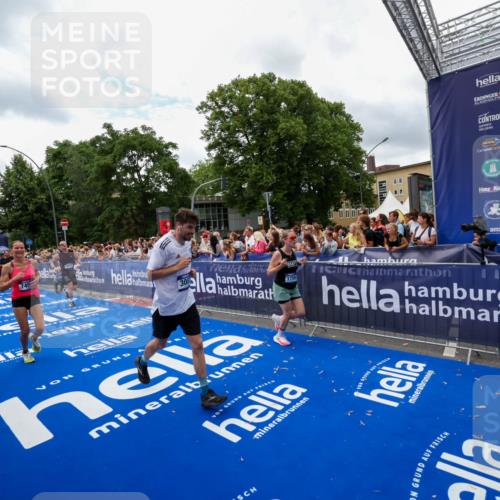 29.06.2025 - hella hamburg halbmarathon Zöllner http://msf.ph/oto/8411854 29.06.2025 10:46:17 Ziel 1569, 1759, 2048, 2590, 2707, 3056, 3087, 4949, 6388, 7450, 9497, 10796, 11094, 11125, 16136, 16466, 16475, 17190, 18797 meine-sportfotos.de