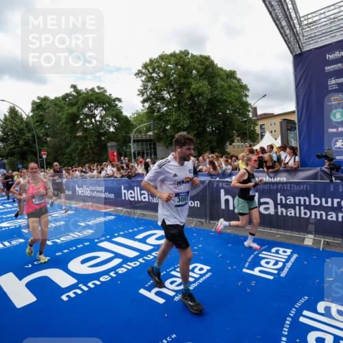 29.06.2025 - hella hamburg halbmarathon Zöllner http://msf.ph/oto/8411861 29.06.2025 10:46:18 Ziel 1569, 1759, 2048, 2590, 3056, 3087, 4949, 6388, 7450, 9497, 10796, 11094, 14200, 14262, 17190, 18797 meine-sportfotos.de