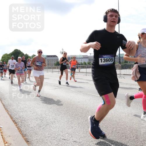29.06.2025 - hella hamburg halbmarathon Lena Gebhardt http://msf.ph/oto/8411867 29.06.2025 10:17:11 Lombardsbrücke 12043, 16704, 17010, 1137, 13605, 1083, 1117, 1137, 1240, 1298, 1331, 1348, 1356, 1403, 1477, 1553, 1602, 2225, 2305, 2860, 2908, 3088, 3210, 3450, 3464, 3466, 3622, 3802, 3803, 4194, 4852, 5023, 5390, 5929, 5930, 5995, 6126, 6128, 6328, 6520, 6522, 6742, 6941, 6948, 7011, 7114, 7115, 7257, 7345, 7360, 7376, 7410, 7445, 7647, 7924, 7928, 7945, 8210, 8253, 8263, 8309, 8351, 8433, 8513, 8558, 8619, 8895, 8983, 9091, 9152, 9208, 9259, 9332, 9492 meine-sportfotos.de