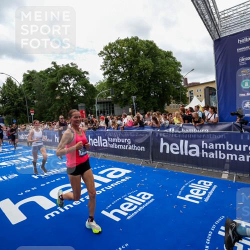 29.06.2025 - hella hamburg halbmarathon Zöllner http://msf.ph/oto/8411876 29.06.2025 10:46:18 Ziel 1569, 1759, 2048, 2590, 3056, 3087, 4949, 6388, 7450, 9497, 10796, 11094, 14200, 14262, 17190, 18797 meine-sportfotos.de