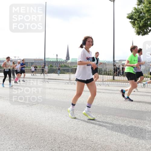 29.06.2025 - hella hamburg halbmarathon Lena Gebhardt http://msf.ph/oto/8411880 29.06.2025 10:41:53 Lombardsbrücke 16364, 4541, 1039, 1314, 1509, 1536, 1542, 1623, 1648, 1712, 1752, 2145, 2153, 2258, 2523, 2974, 3276, 3326, 3344, 3459, 3460, 3568, 3623, 4329, 4415, 4541, 4610, 4735, 4736, 4787, 5432, 5671, 6136, 6137, 6153, 6320, 6430, 6436, 6450, 6618, 6837, 6846, 7022, 7023, 7477, 7955, 7968, 8004, 8162, 8163, 8300, 8301, 8443, 8848, 8897, 8908, 9008, 9223, 9467, 9588, 10027, 10348, 10483, 10623, 11011, 11166 meine-sportfotos.de
