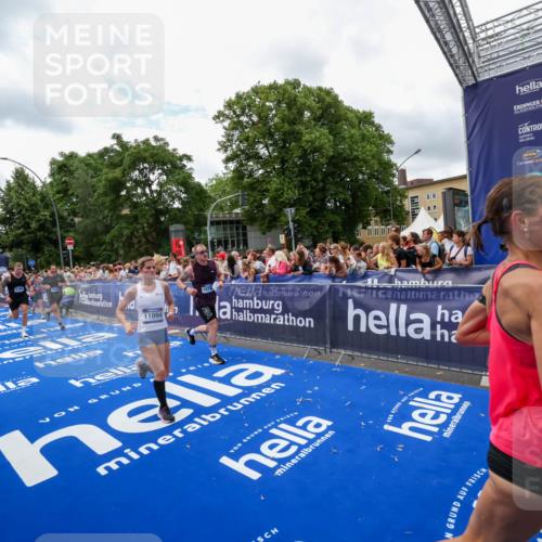 29.06.2025 - hella hamburg halbmarathon Zöllner http://msf.ph/oto/8411891 29.06.2025 10:46:19 Ziel 1569, 2048, 2590, 3056, 4949, 6388, 6691, 7450, 9497, 10796, 11094, 14200, 14262, 17190, 18118, 18797 meine-sportfotos.de