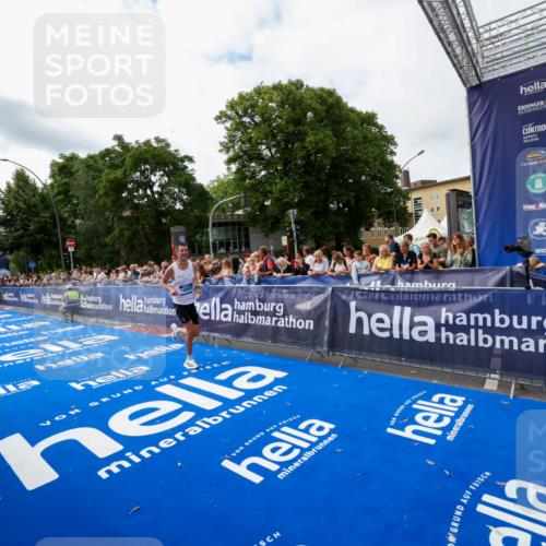 29.06.2025 - hella hamburg halbmarathon Zöllner http://msf.ph/oto/8411911 29.06.2025 10:22:49 Ziel 18897 meine-sportfotos.de